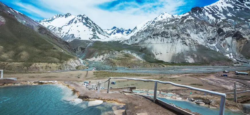 Las vistas de las montañas y los picos nevados suman un extra a esta experiencia de bienestar en Chile.