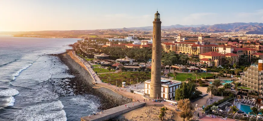 El Faro de Maspalomas te llevará hasta el sur de la isla.