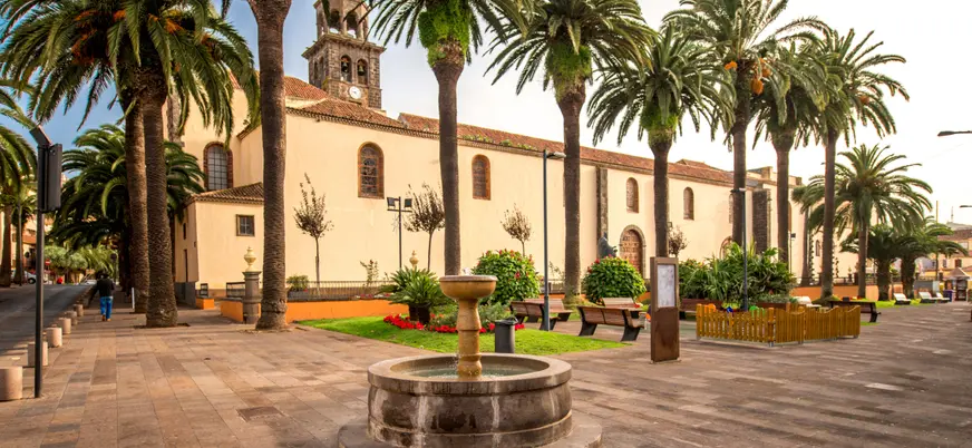 Plaza en La Laguna con iglesia al fondo, vista durante el free tour La Laguna imprescindible.