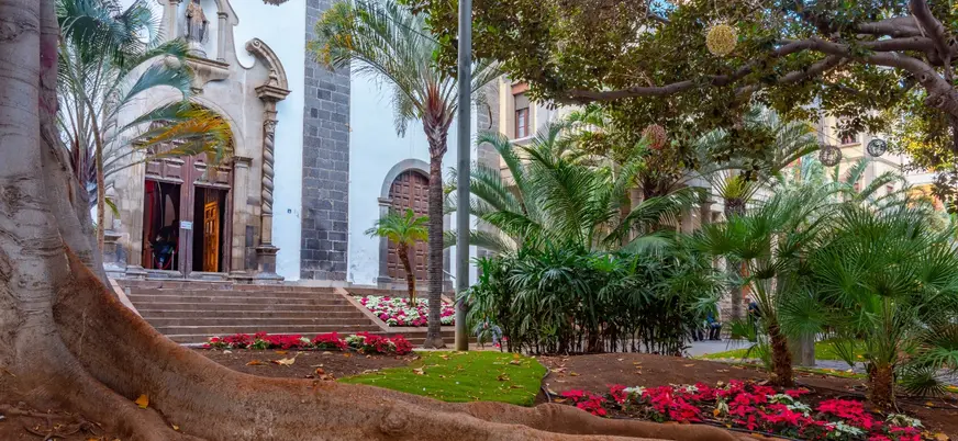Plaza de San Francisco frente al portón de la blanca iglesia de San Francisco.