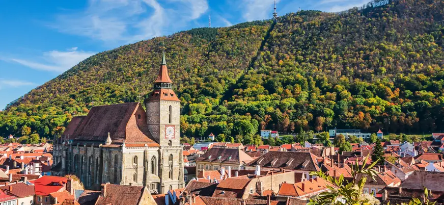 La iglesia de Brasov está incluida en el tour a pie de esta excursión.
