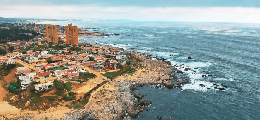 Vista aérea de Isla Negra, localidad costera de Chile.
