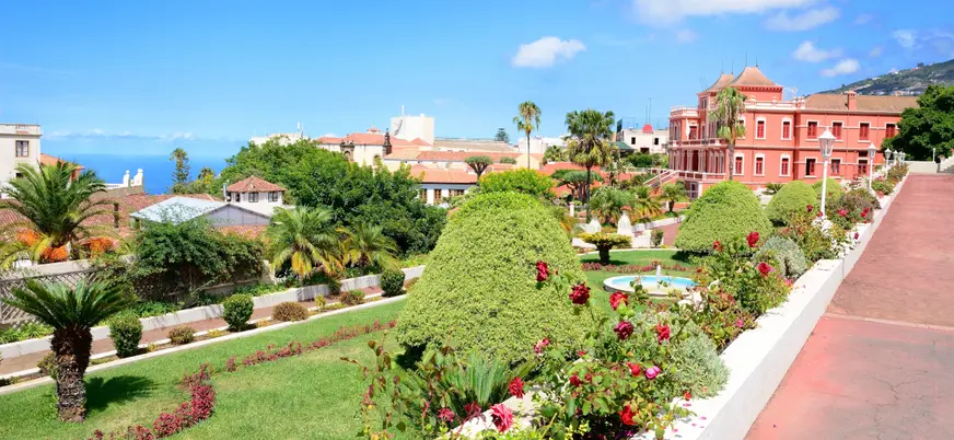 Jardines Victoria o Jardines del Marquesado de la Quinta Roja, con vistas a la ciudad.