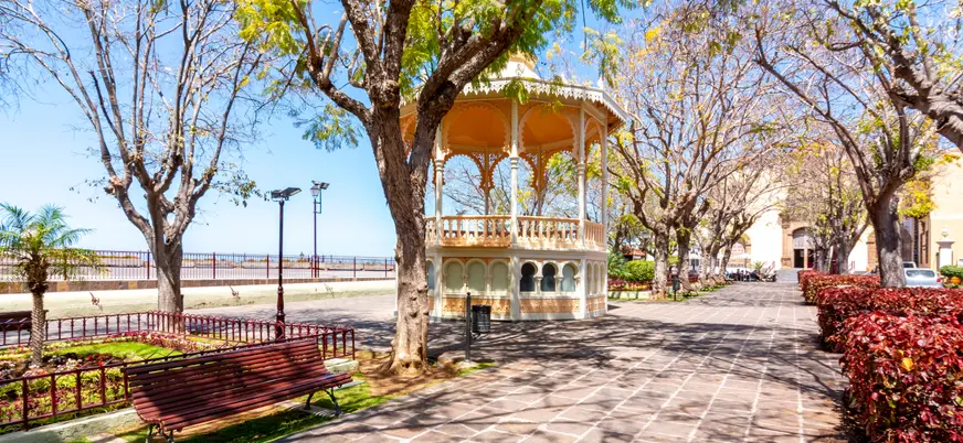 Kiosko y jardines de la Plaza de la Constitución en la villa.