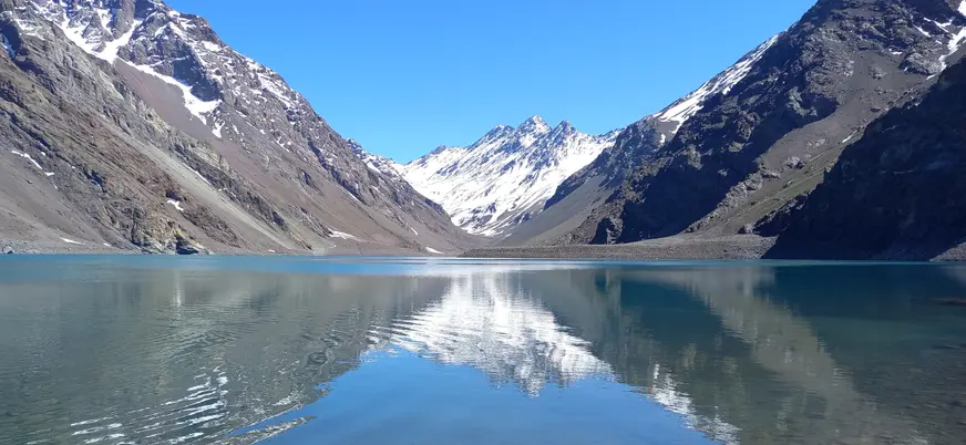 Reflejos en la Laguna del Inca, en Portillo, Chile.