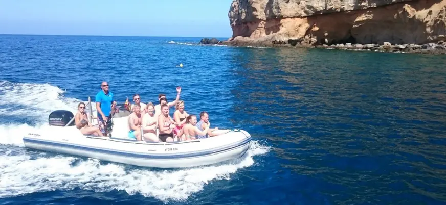Pasajeros se divierten en una lancha rápida por en las aguas de Gran Canaria.