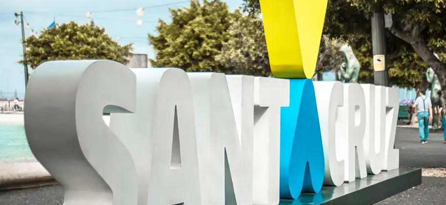 Letrero de Santa Cruz en la Plaza de España.