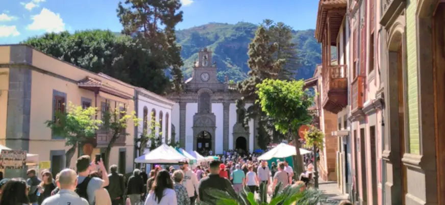 Ambiente en el mercado dominical de Teror durante la excursión desde Gran Canaria.