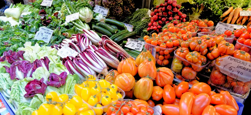 Puesto de verduras frescas en el mercado di Mezzo en el barrio del Quadrilátero.