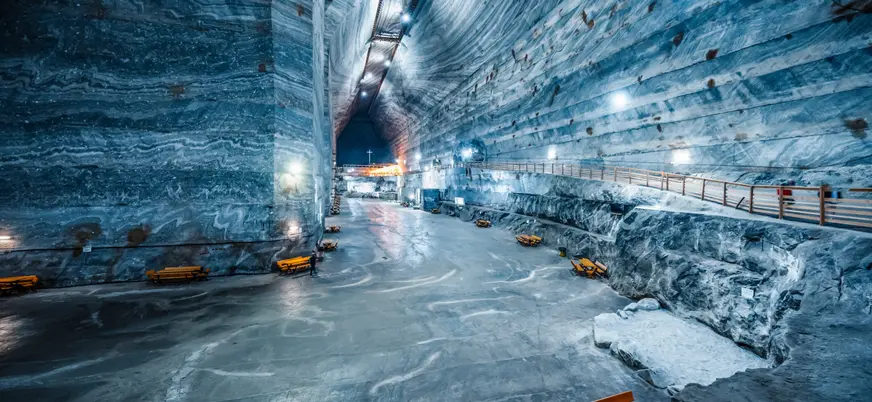 Hall central de la mina de sal de Slanic, que podrás ver en esta excursión desde Bucarest, con altos techos y colores únicos.