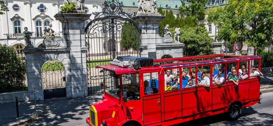 El tren turístico Prešporačik pasa por los monumentos más emblemáticos del la ciudad.