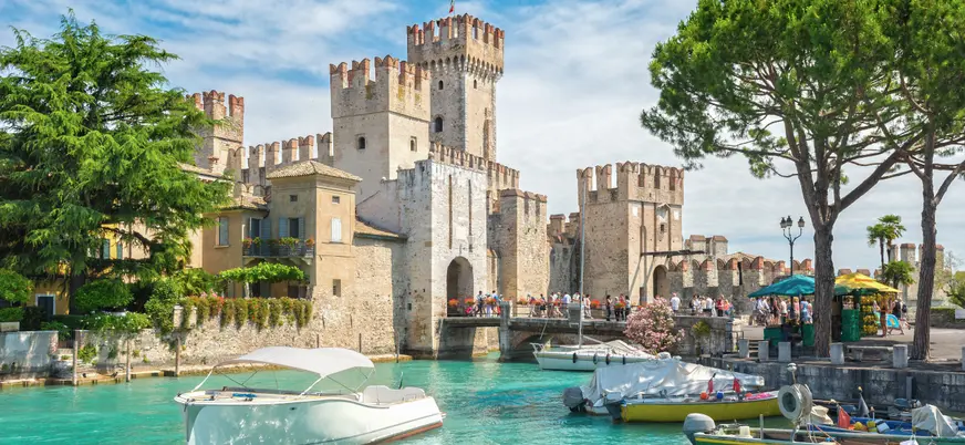 El paseo privado por el Lago Garda te permitirá contemplar los monumentos desde una nueva perspectiva.