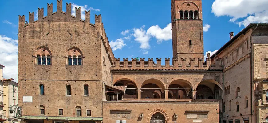 Palazzo Re Enzo en la Piazza Maggiore, monumentos que podrás apreciar durante la ruta.