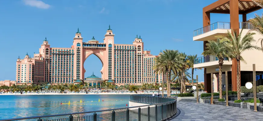 El paseo marítimo de la isla Palm Jumeirah es una de las zonas más animadas de esta metrópoli.