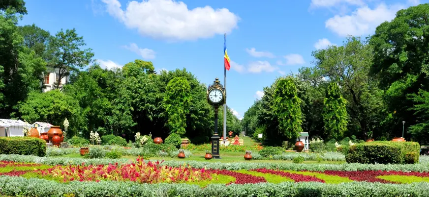 El parque Cismigiu es uno de los tesoros verdes más populares de esta localidad.
