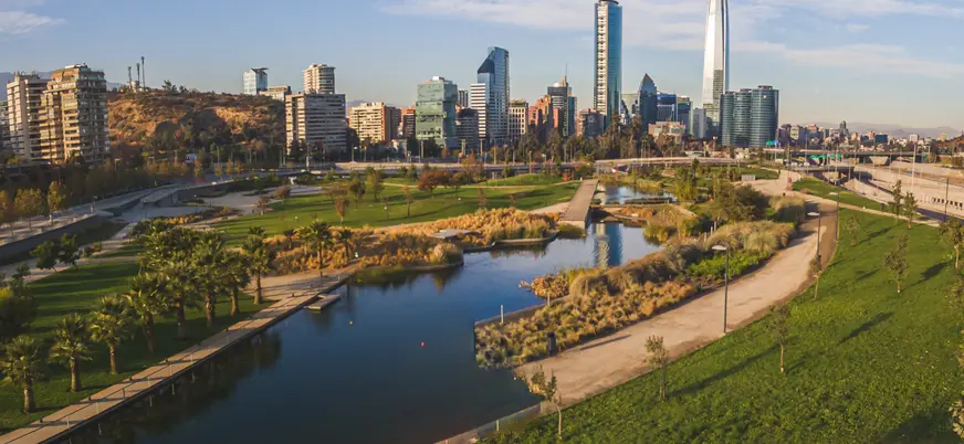 Skyline de Santiago de Chile desde el Parque Bicentenario, parte del tour a pie.
