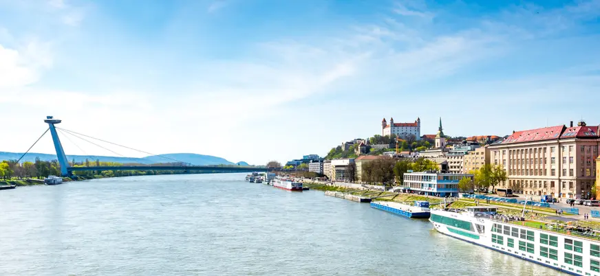 Contemplarás las vistas de Bratislava desde el agua para llevarte recuerdos únicos.