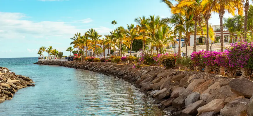Paseo junto al mar en Puerto de Mogán, localidad visita en esta excursión que, cada viernes, presenta su mercadillo artesanal.