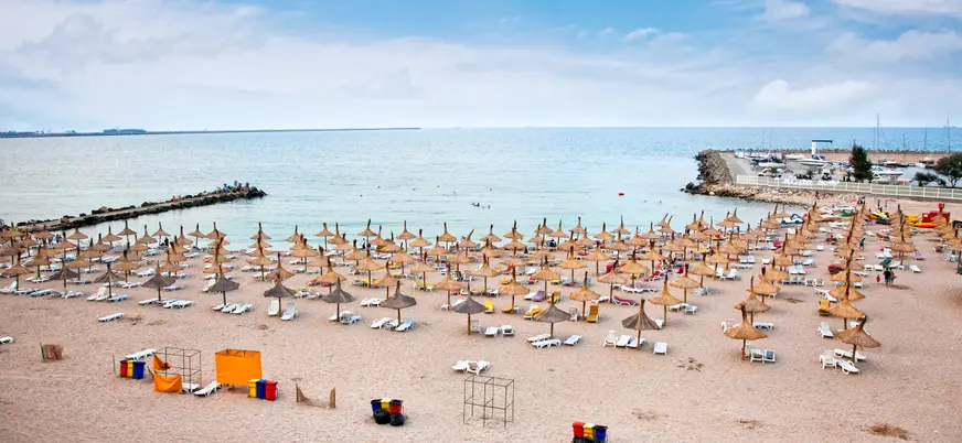 La playa de Mamaia es perfecta para tumbarse bajo el sol.