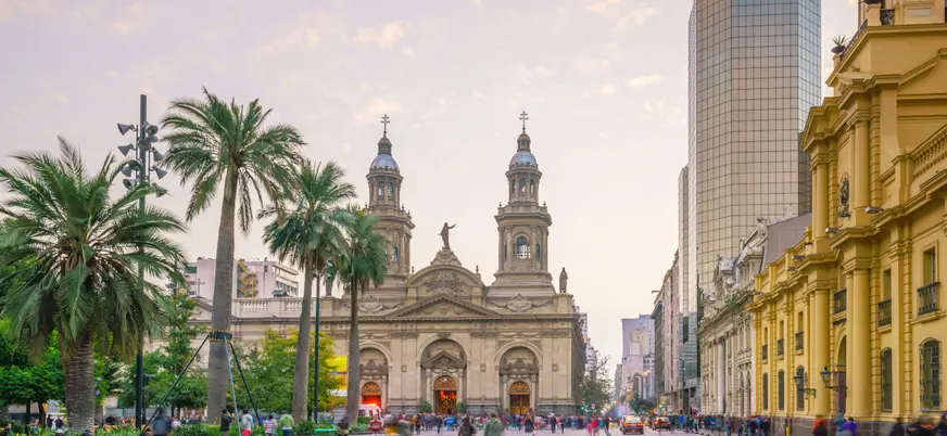 La Plaza de Armas, uno de los puntos céntricos más importantes de reunión en Santiago de Chile.
