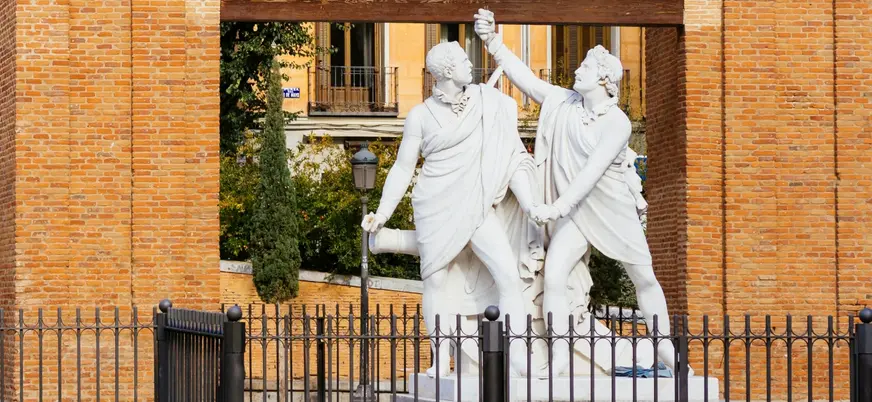 En la Plaza del Dos de Mayo, en Malasaña, recordaremos sucesos históricos.