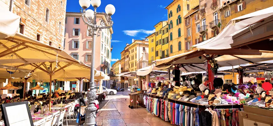 La Piazza delle Erbe, repleta de puestos, colores y restaurantes.