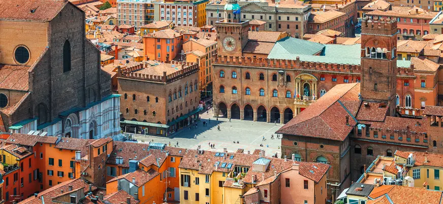 Vista aérea de las plazas y viviendas cercanas a la Torre del Reloj.