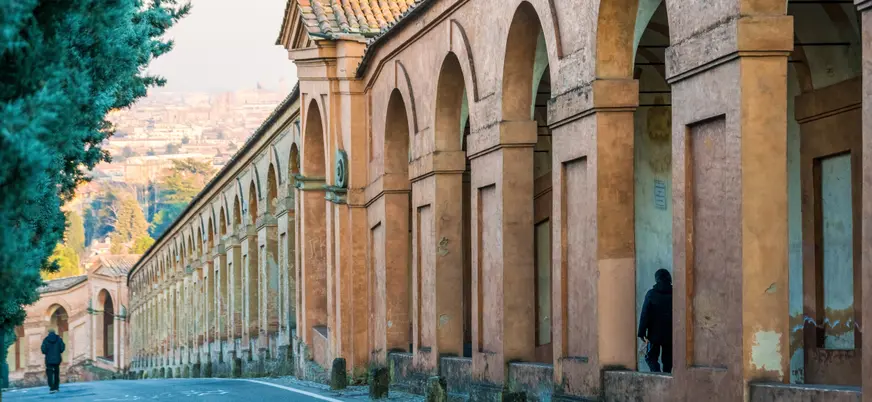 Observa los pórticos de la ciudad, que caracterizan a Bolonia.
