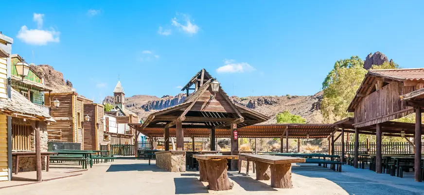 Cada día hay espectáculos en vivo donde todos los elementos de un pueblo del lejano oeste estadounidense cobran vida.