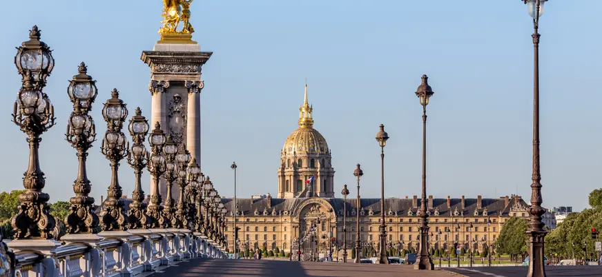Puente de Alexander III que atraviesa el río Sena de París.