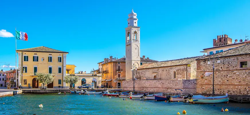 Durante el tiempo libre, puedes pasear por el puerto de Lazise.