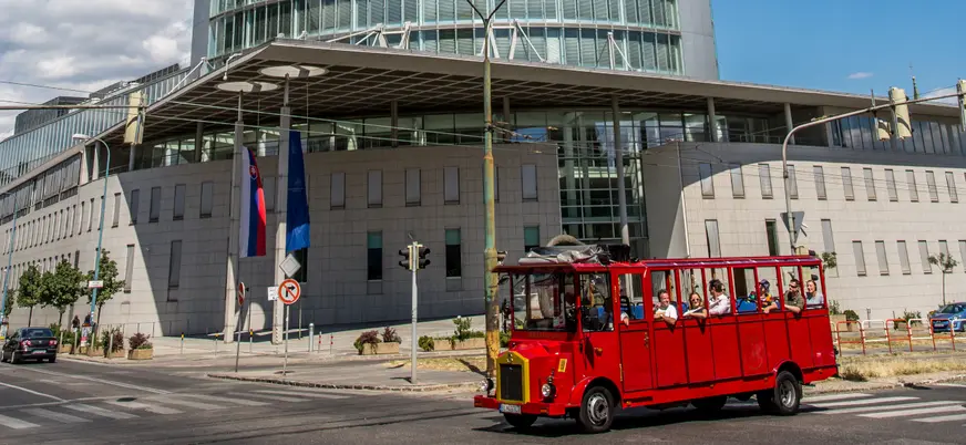 Te sorprenderás con algunos edificios moderno durante la travesía.