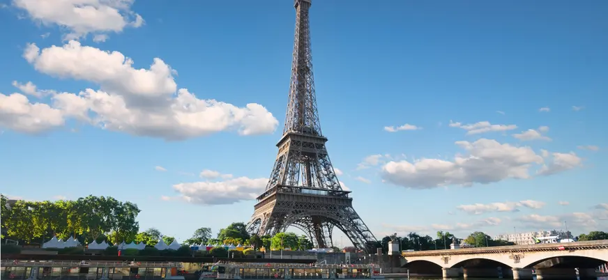 Torre Eiffel junto al río Sena en París.