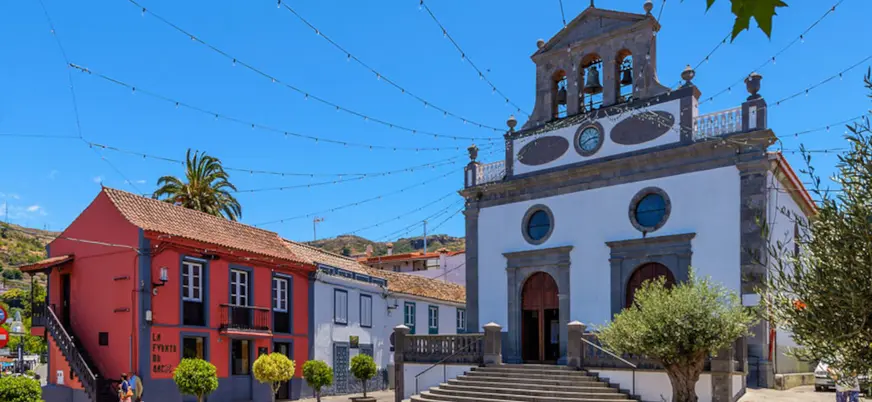 Plaza central de San Mateo, en un día soleado.