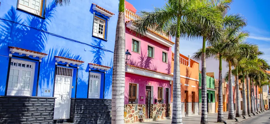 Casas coloniales de colores en el centro histórico de Santa Cruz de Tenerife.
