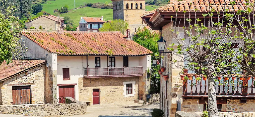 Casas y calles típicas de Santillana del Mar, que parecen haber quedado atrapadas en la Edad Media.