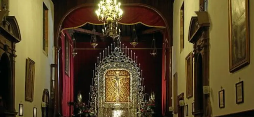 Interior del Santuario en el que persiste la leyenda de la imagen venerada del Cristo.