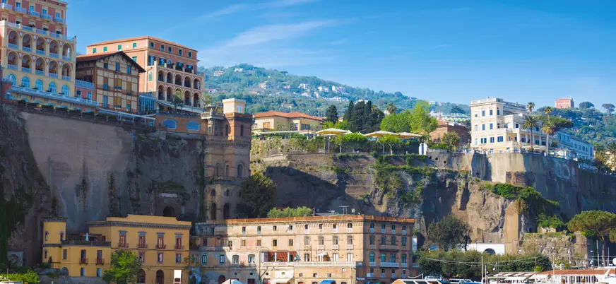 La ciudad de Sorrento, otra de las paradas de la excursión desde Nápoles.