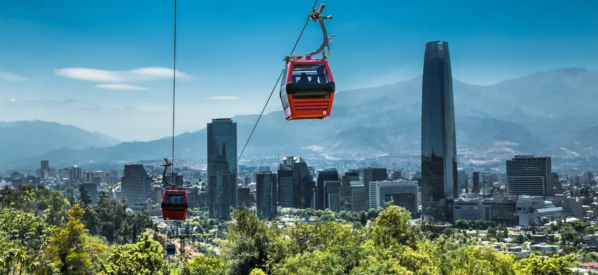 Subiremos en el teleférico para llegar al Cerro San Cristóbal.