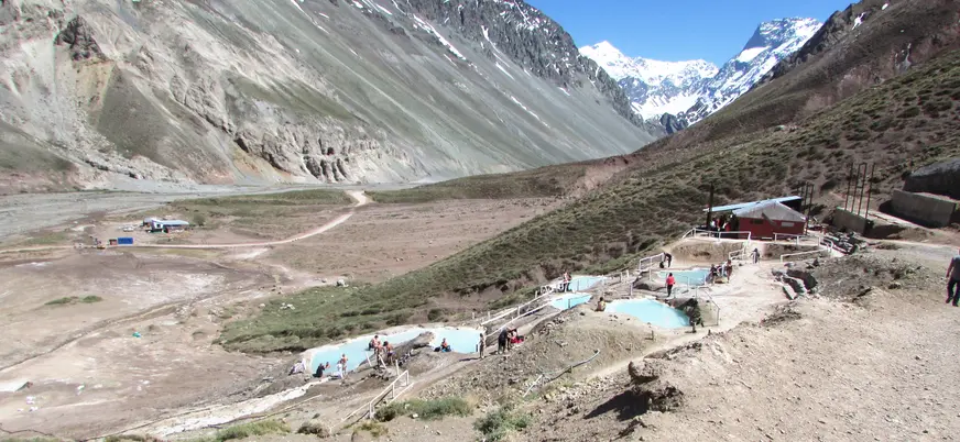 Termas valle de Colina permite pasar un día en plena naturaleza chilena.
