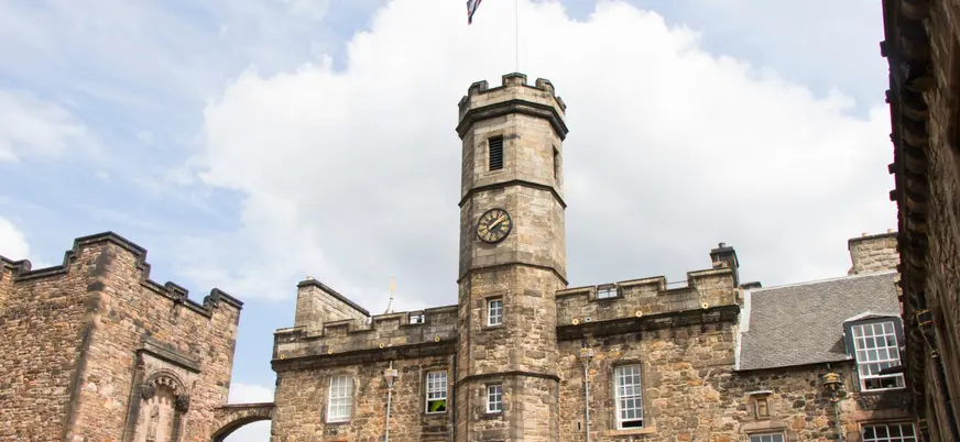 Torre y edificio en el interior del castillo de Edimburgo.