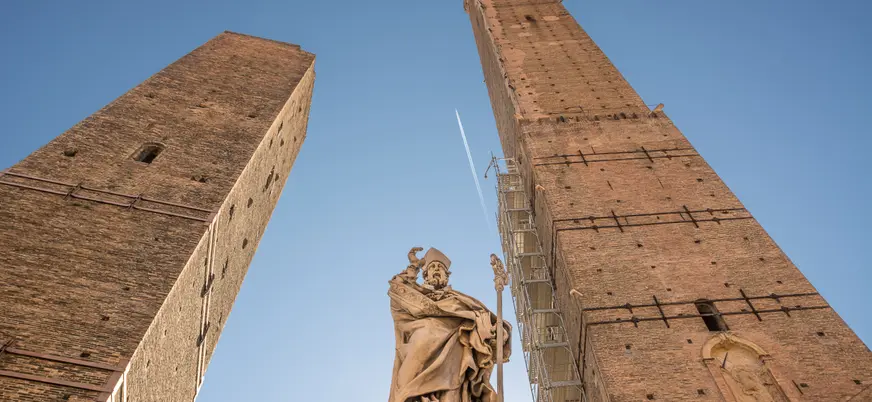Torres de Bolonia, un punto del recorrido, en el que se vislumbran, frente a frente, las torres Asinelli y Garisenda.