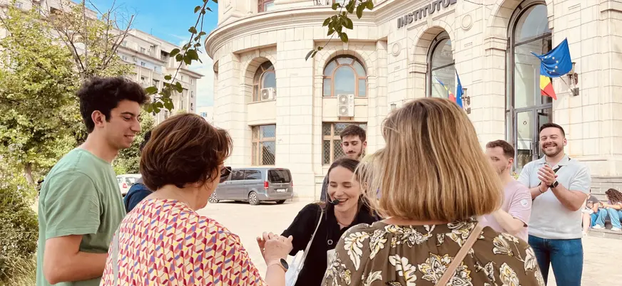 Grupo de participantes en el tour de Bucarest comunista y entradas al Museo del Comunismo