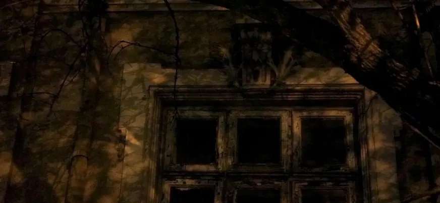 Las sombras de los edificios se convierten en el escenario perfecto para narrar las crónicas.