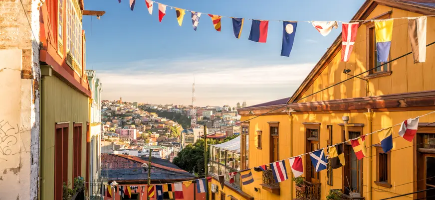Banderas y edificios coloridos en la ciudad de Valparaíso, decalrada Patrimonio de la Humanidad.