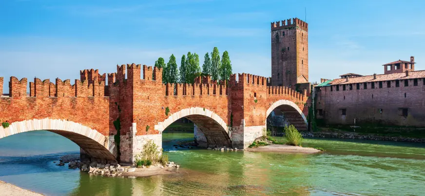 Vista del Ponte Scaligero, por el que cruzaremos en este tour a pie por Verona imprescindible.