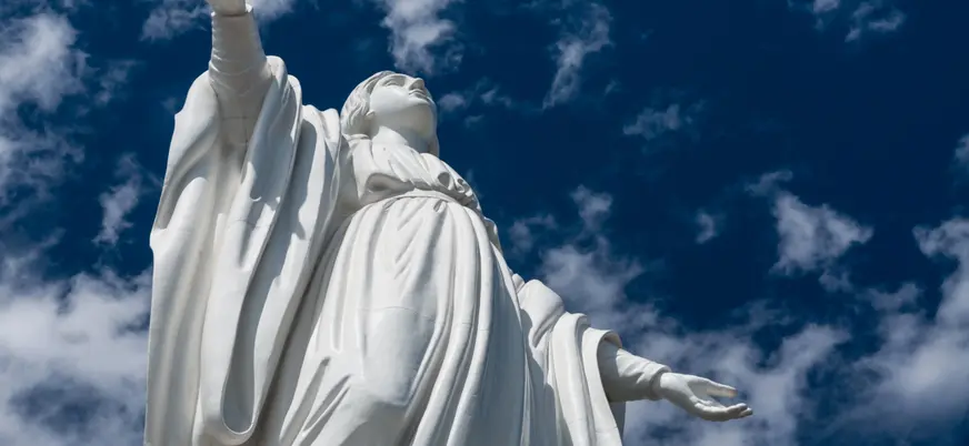 La estatua de la Virgen María te espera en lo alto de la colina.