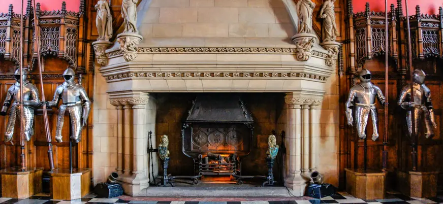 Vestíbulo central de la fortaleza escocesa, con detalles ornamentales y decorativos.