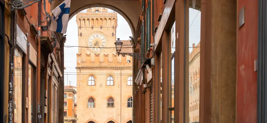 Arcos desde los que se ve al fondo la Torre del Reloj.