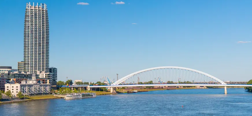 Pasaremos por debajo de puentes y modernos edificios.